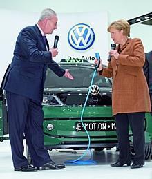 Prof. Dr. Martin Winterkorn (l), Vorstandsvorsitzender der Volkswagen AG, und Bundeskanzlerin Angela Merkel feiern am Montag (19.04.2010) auf der Hannover Messe die Weltpremiere des Volkswagen Milano Taxi 